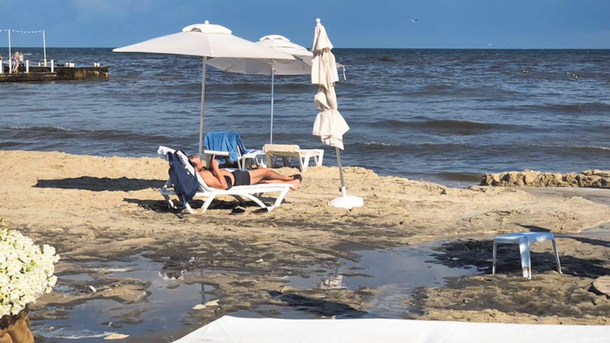 5 липня 2018, 6:43 Переглядів:   Потік води, що стікає з Аркадійської алеї, залишив на пляжі бруд і калюжі