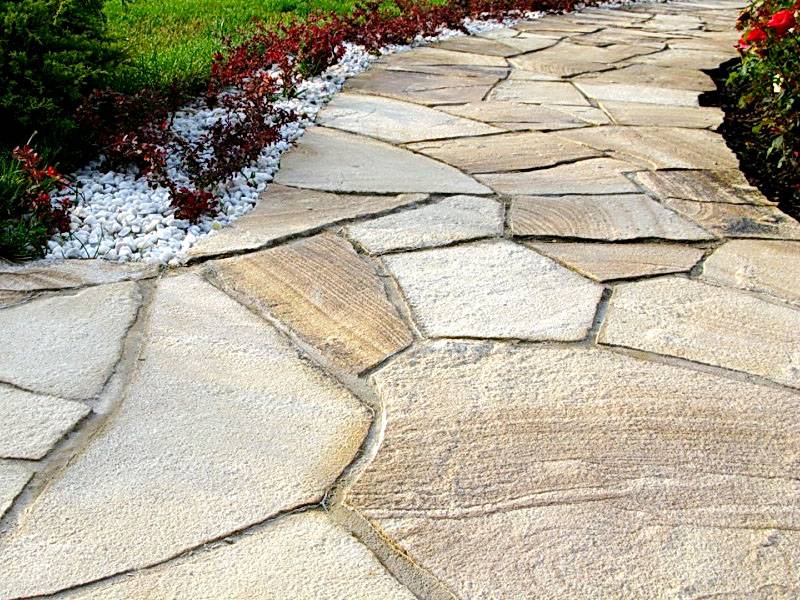 Застосування бруківки у дворі приватного будинку допоможе недорого створювати надійні покриття зі складними малюнками на великій площі   Оригінальний дизайн доріжок можна створити із застосуванням натурального каменю
