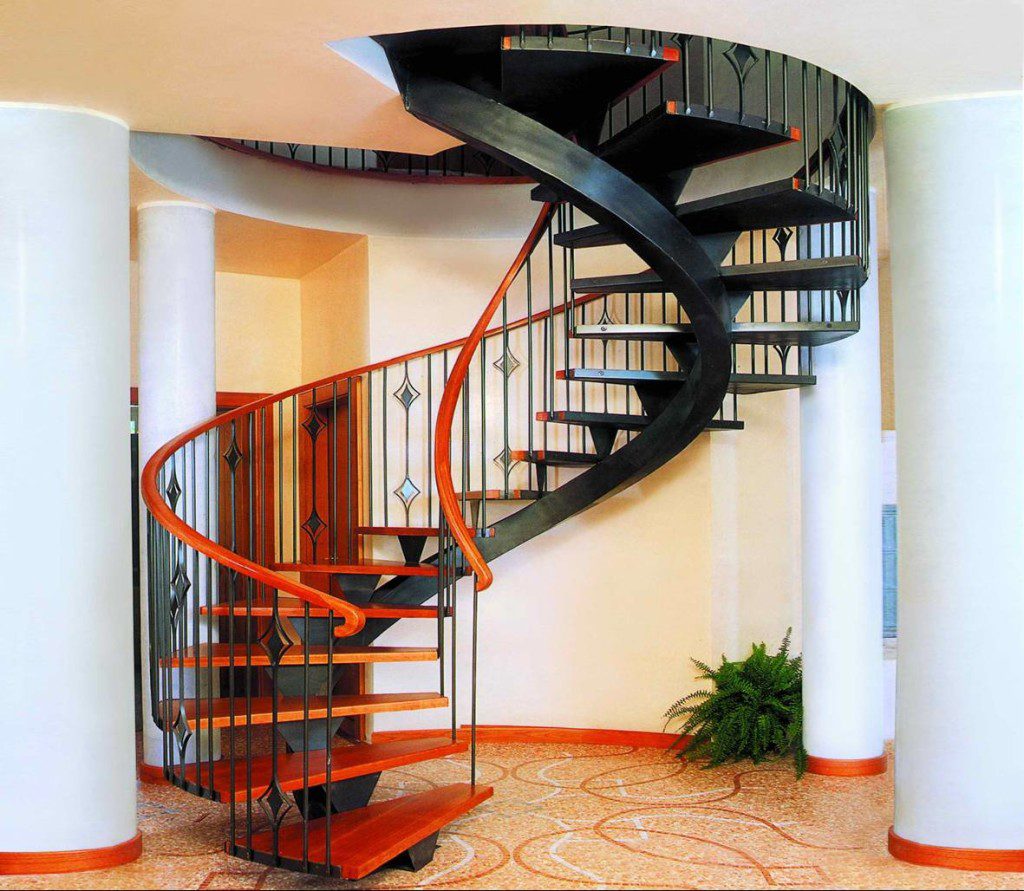 На думку дизайнерів, перила і сходи, для пересування між поверхами містять в собі як стильову, так і важливу конструктивну навантаження, допомагаючи відтворити комфорт і індивідуальність в інтер'єрі всього будинку