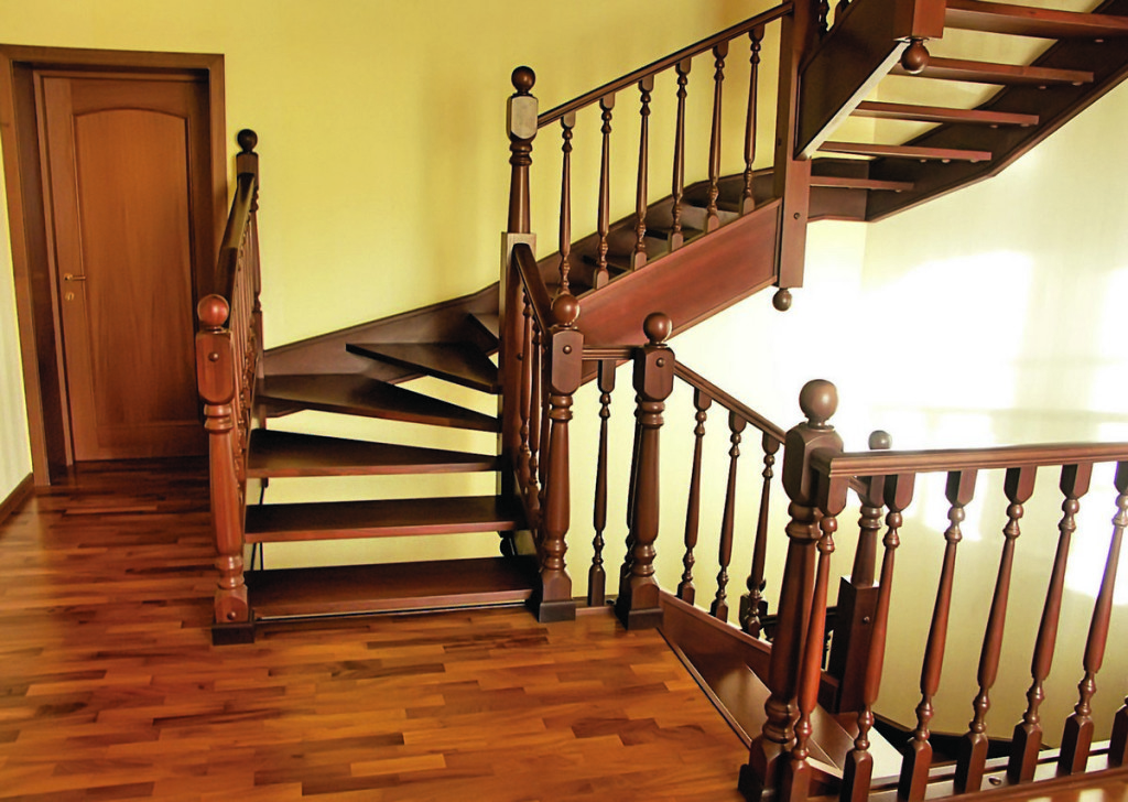 Обладнана між майданчиками S-подібні сходи дозволяє максимально ефективно організувати площа будинку або котеджу