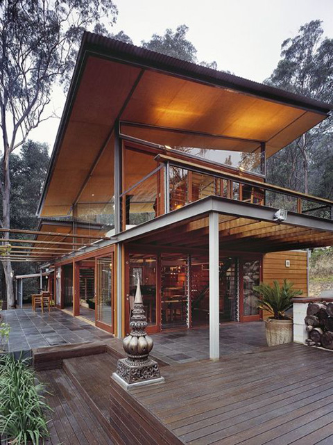 Для будинку з дерев'яним каркасом можна застосувати практично будь-який вид фасадної обробки - від облицювання фасадною цеглиною,   обробки сайдингом   , До застосування сучасних скляних фасадних систем
