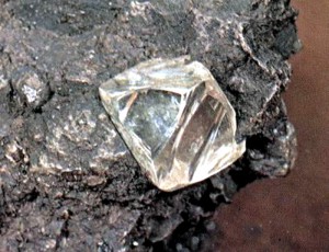 Алмази рідко знаходять на поверхні землі, вони в дефіциті