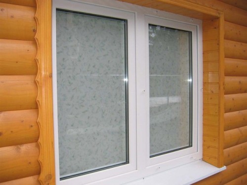 Дерев'яні укоси на пластикові вікна дозволяють створити певний контраст, що надає інтер'єру оригінальний напрямок