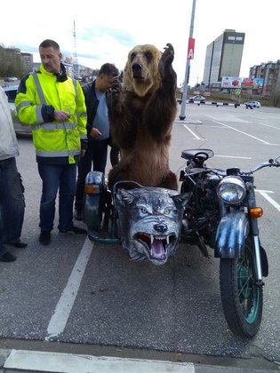 Медведя разом з дресирувальником катали в колясці клубного мотоцикла «Урал» центральними вулицями міста