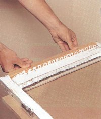 Заготовлюється дерев'яний брусок потрібного розміру і на нього наноситься клей, а потім приклеюється до зіпсованому ділянці і щільно затискається