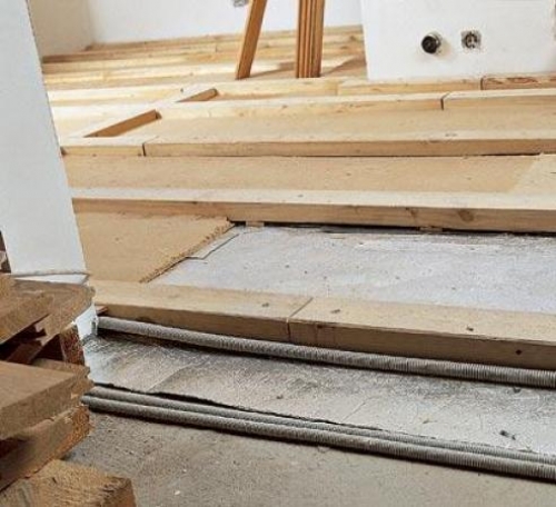 Після закріплення всіх елементів основи підлоги, можна приступати до укладання утеплювача