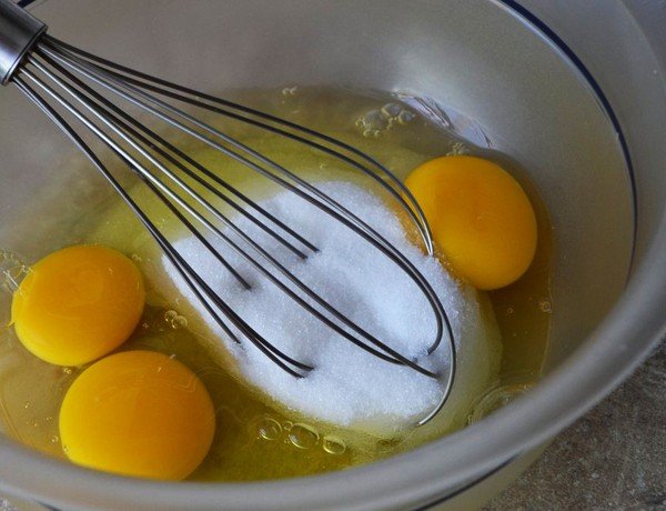 Цукор з'єднати з яйцями і збити віночком до кремоподібного стану