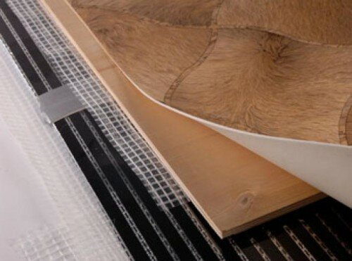 Укладання цього матеріалу на теплу підлогу застосовується, хоча і менш часто, ніж кахельна плитка і ламінат