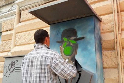 На перехресті Дерибасівської та Рішельєвської художники розмальовують чергову телекомунікаційну будку