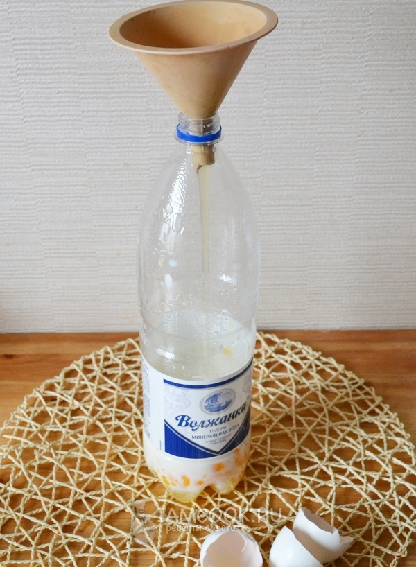 Після цього пляшку потрібно закрити і добре «побулькать», поки молоко з яйцями НЕ перемішається до однорідності