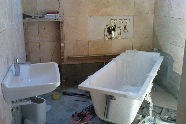 Компанія TM Stroy пропонує замовити демонтаж ванни в Мінську на сайті або за телефонами