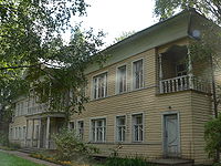 Будинок з балконом і входом з вулиці, кінець XIX - початок ХХ століття