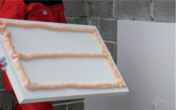 Для монтажу пінополістирольних плит (пінопласту) при проведенні теплоізоляційних робіт необхідно придбати клей для пінопласту