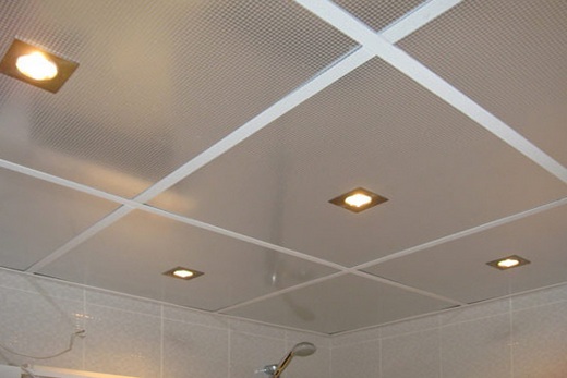 Металеві стелі у ванній часто ставлять з рейок або з пластин (панелей)