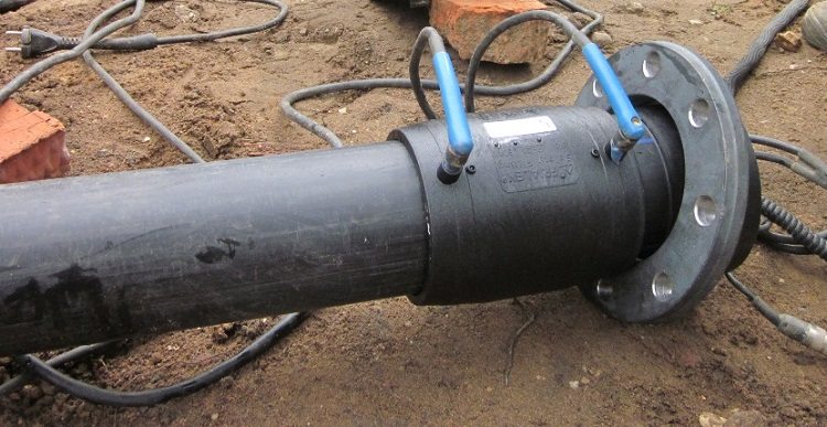Прокладка трубопроводів водопостачання з напірних поліетиленових труб може здійснюватися методом зварювання або за допомогою обтискних (компресорних) фітингів